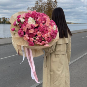 35 кустовых пионовидных роз в упаковке